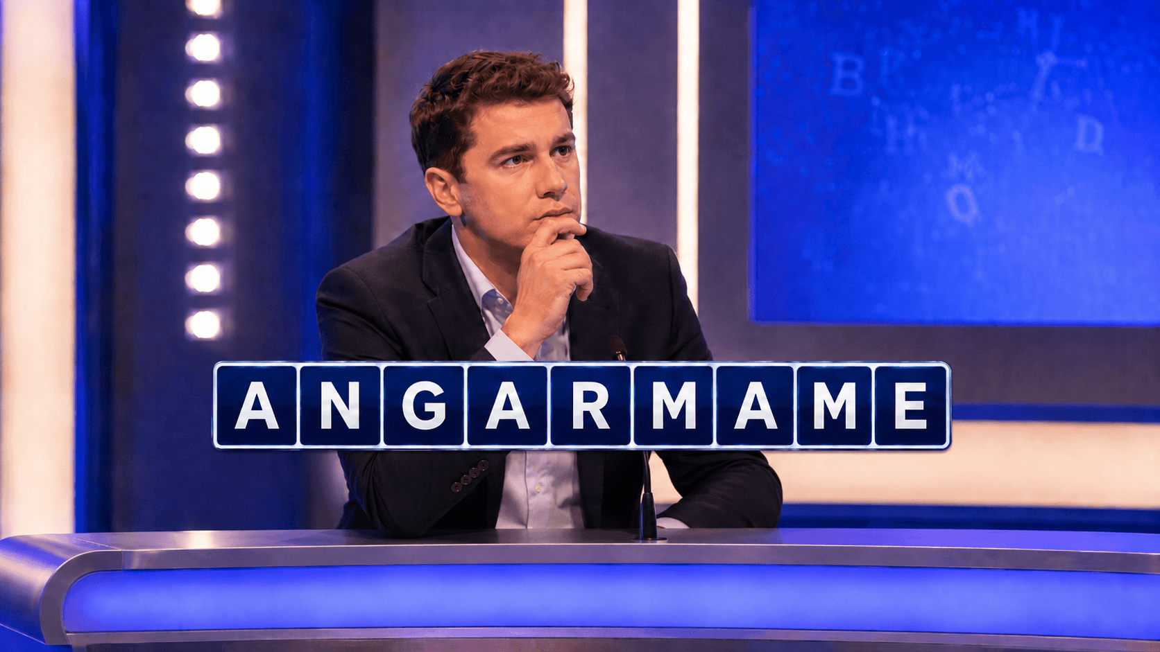 Candidat s'entraînant pour un jeu de lettres télévisé